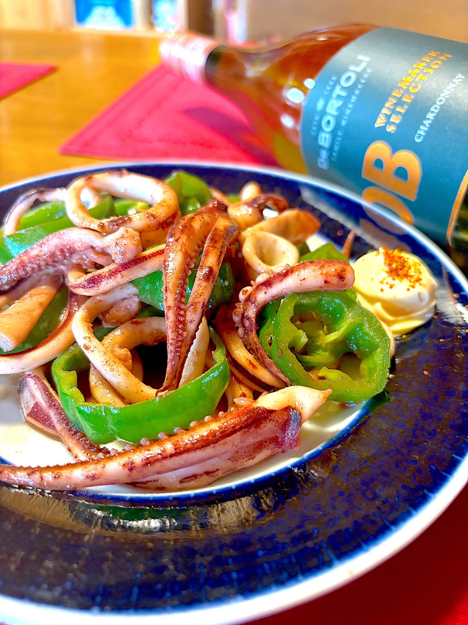 イカピー炒めと白ワイン